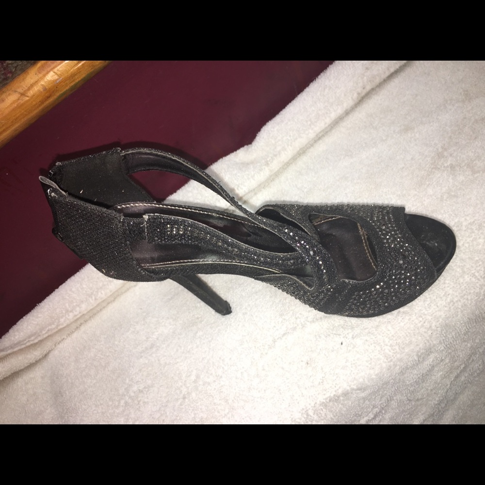 Peep toes sparkly strappy pump